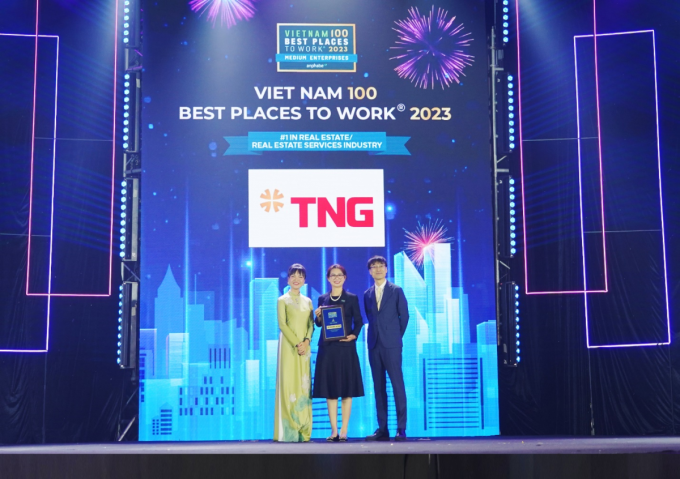 Bà Cao Thị Vân Anh - Giám đốc nhân sự TNG Holdings Vietnam nhận giải thưởng Nơi làm việc tốt nhất Việt Nam 2023. Ảnh: TNG Holdings Vietnam