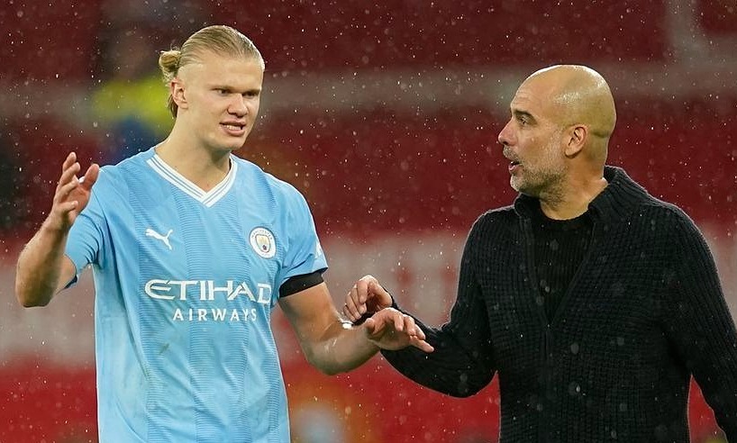 Guardiola bị chê 'làm màu' khi vào sân nhắc nhở Haaland