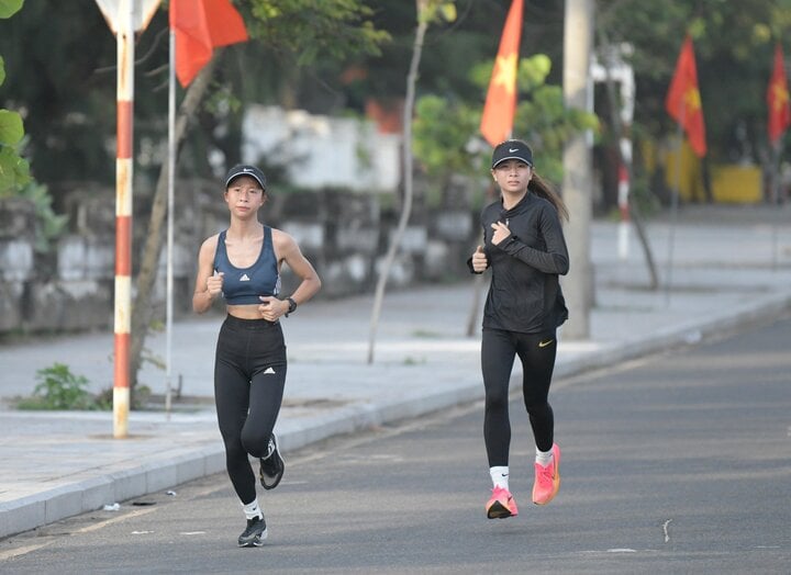 ランナーたちはドックラップ通りとフンヴォン通りの一部を10kmの距離で走ります。 5kmの距離には、ドックラップ通り、トランフンダオ通り、フンヴォン通り、リートゥトロン通りの一部が含まれます。フーイエンで開催されるティエンフォンマラソン2024の興味深い点は、すべての距離が閉鎖された非反復ルートで行われることです。