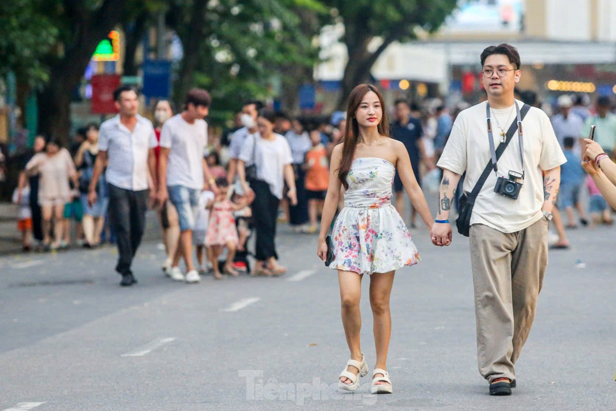 Hanoians leisurely stroll and sightsee during Independence Day holiday photo 5