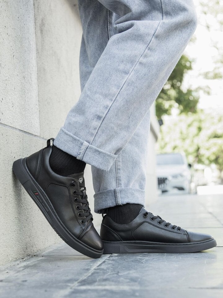 Một đôi giày da Comfy Sneaker-1599 màu đen cho sự trẻ trung và phong cách.