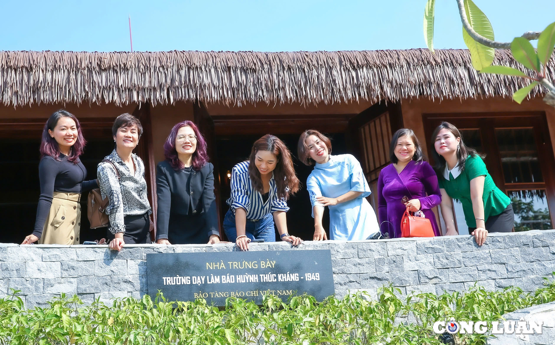 Die öffentliche Meinungszeitung organisierte einen Besuch der nationalen historischen Stätte und verschenkte Reliquien in der Schule. Der Reporter Huynh Thuc Khang Hinh 8