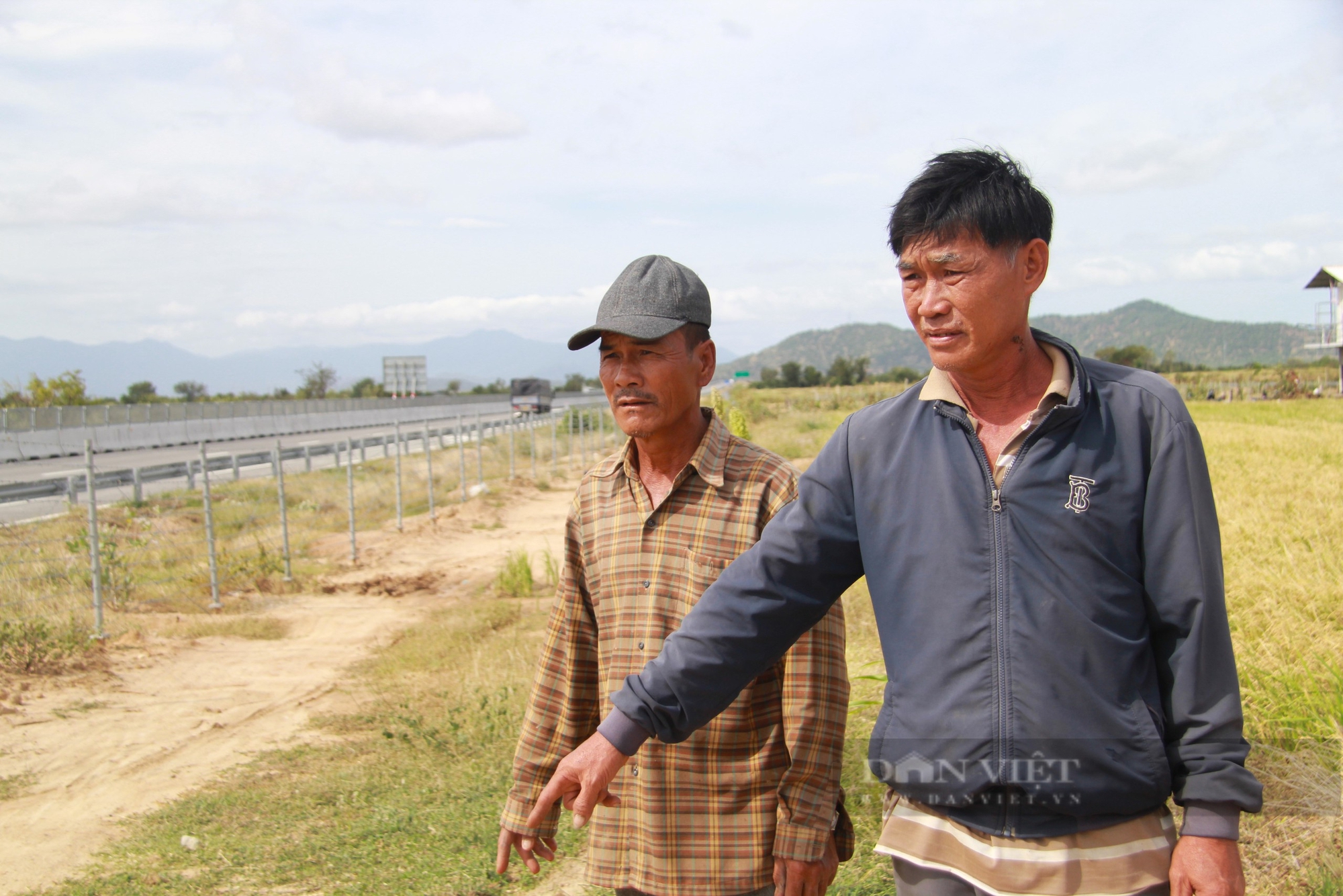 Nông dân “bí đường” vào ruộng vì cao tốc Cam Lâm – Vĩnh Hảo không có đường gom dân sinh - Ảnh 3.