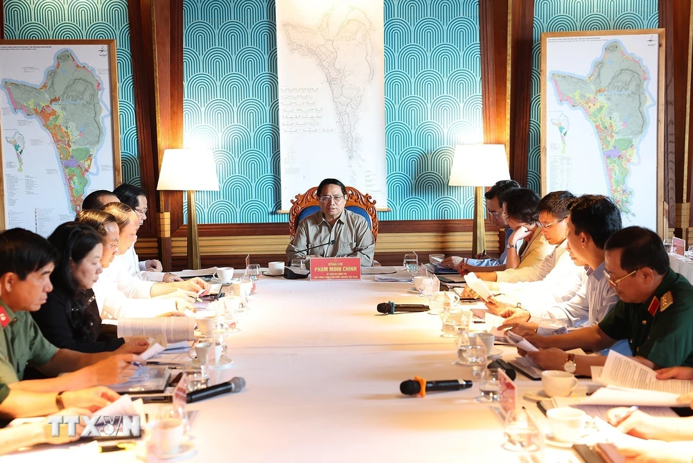 ファム・ミン・チン首相はキエンザン省の主要指導者と協力している。 (写真: Duong Giang/VNA)