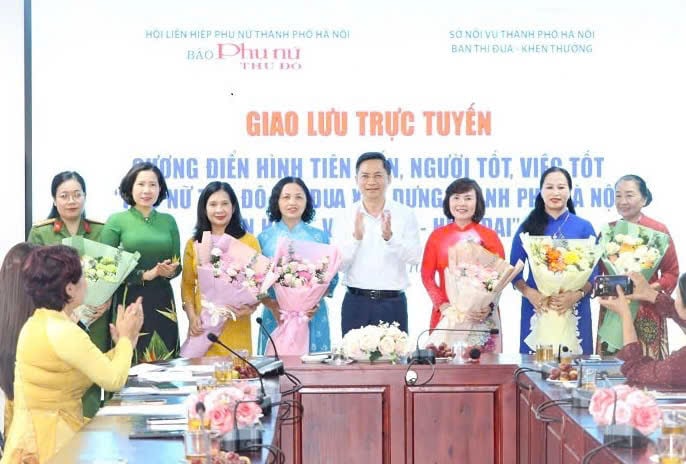 Phó Chủ tịch UBND TP Hà Nội Hà Minh Hải tặng hoa các nhân vật tham gia chương trình giao lưu