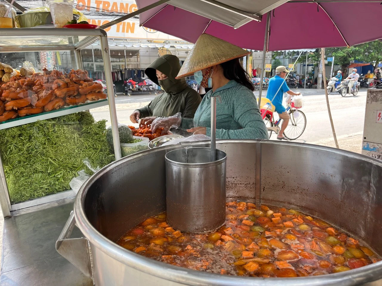 Nồi bún riêu 300l độc nhất vô nhị' ở TP.HCM: "không dám nghỉ vì sợ khách  - Ảnh 1.