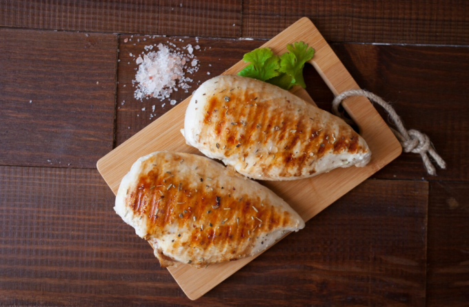 Skinless chicken is a healthy source of lean protein that aids in weight loss. Photo: Freepik