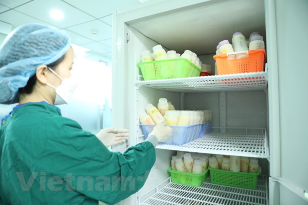 Conservación de leche materna en un banco de leche materna. (Foto: PV/Vietnam+)