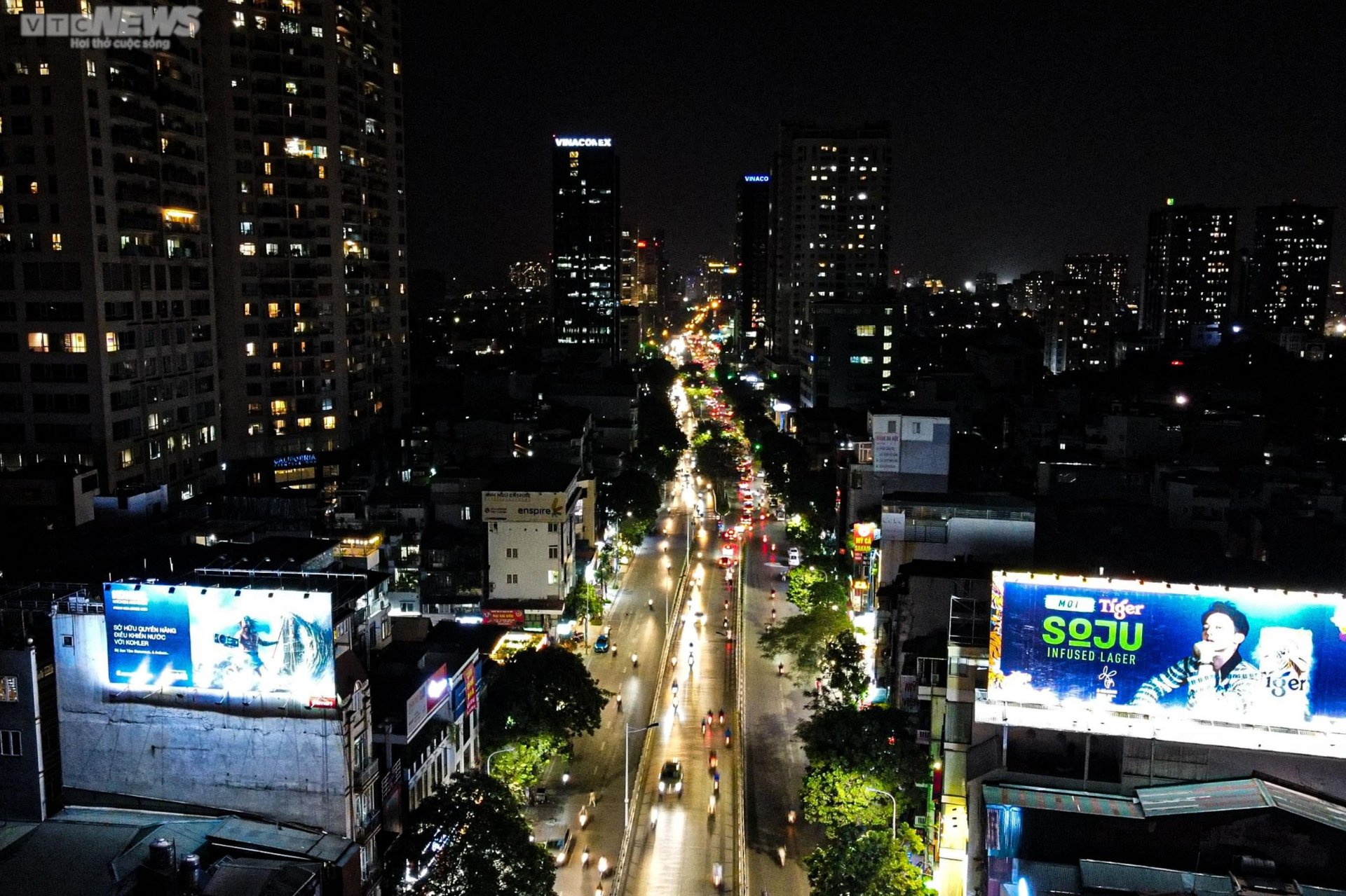 Power cut, Hanoi streets plunged into darkness - 13