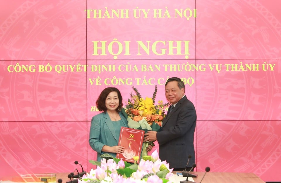 Standing Deputy Secretary of the City Party Committee Nguyen Van Phong presented the decision to Ms. Le Thi Thien Huong.