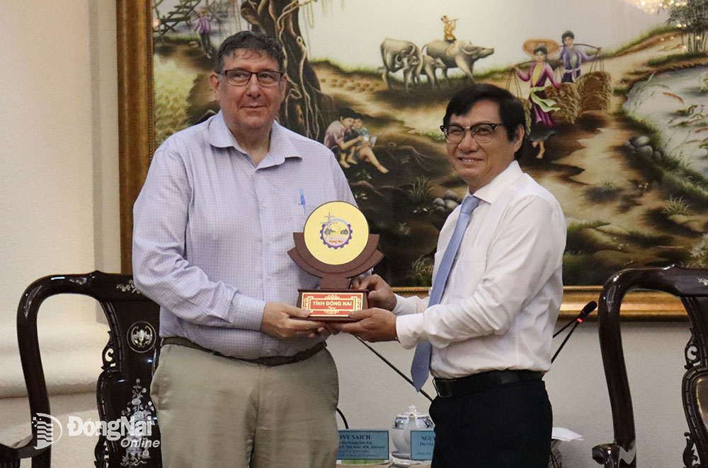 Vice Chairman of the Provincial People's Committee Nguyen Son Hung presented a gift to Mr. Tony Saich during the working session.