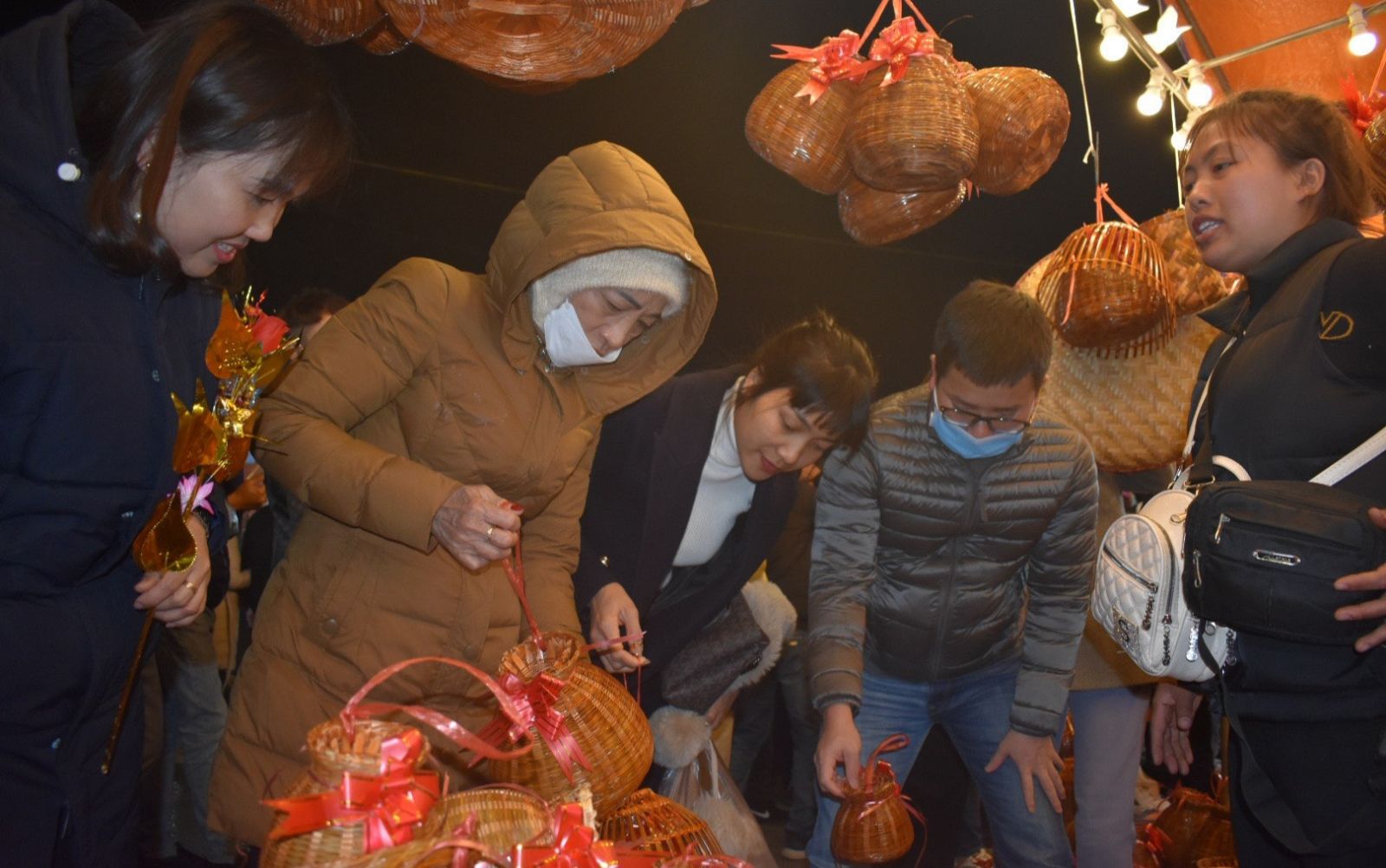 La gente se mueve paso a paso en el mercado de Vieng