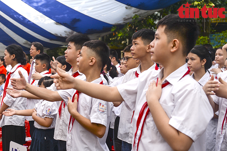 Xúc động lễ khai giảng tại ngôi trường học sinh 'hát' Quốc ca bằng tay