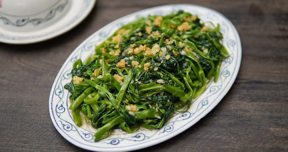 Vietnamesischer gebratener Wasserspinat und Chayote mit Knoblauch gehören zu den „besten Pfannengerichten der Welt“