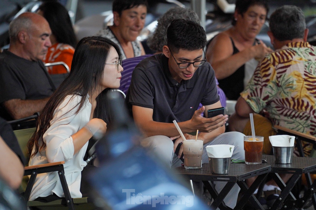 Hanoi people leisurely stroll and sightsee during Independence Day holiday photo 17