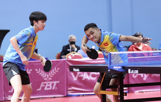 Mai Ngoc and Anh Hoang in the mixed doubles final of the 32nd SEA Games in Cambodia. Photo: Lam Thoa