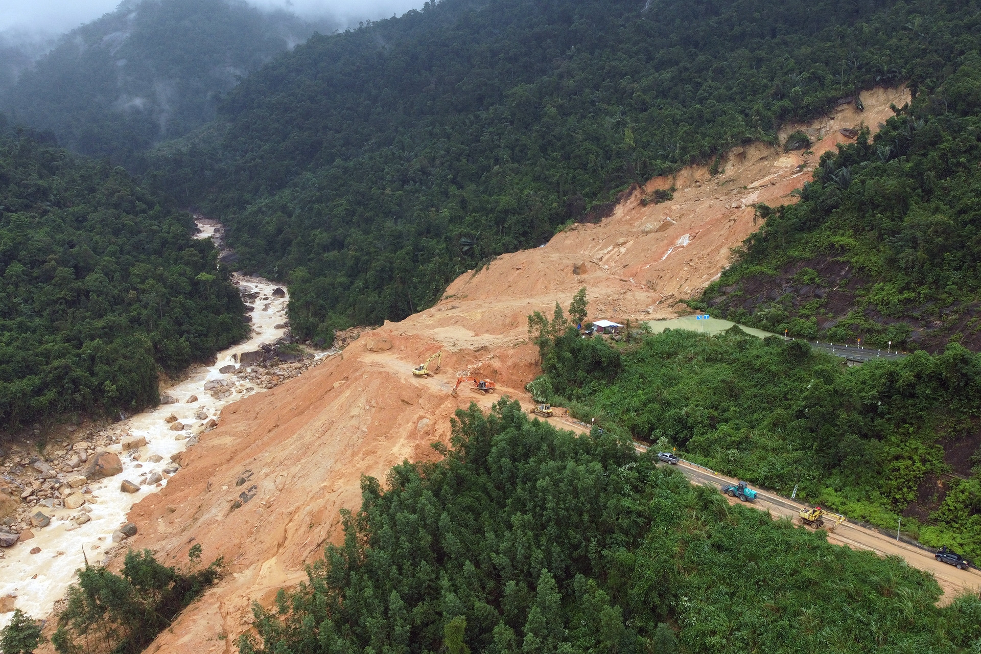 Un deslizamiento de tierra en el paso de Khanh Le paraliza la carretera entre Nha Trang y Da Lat