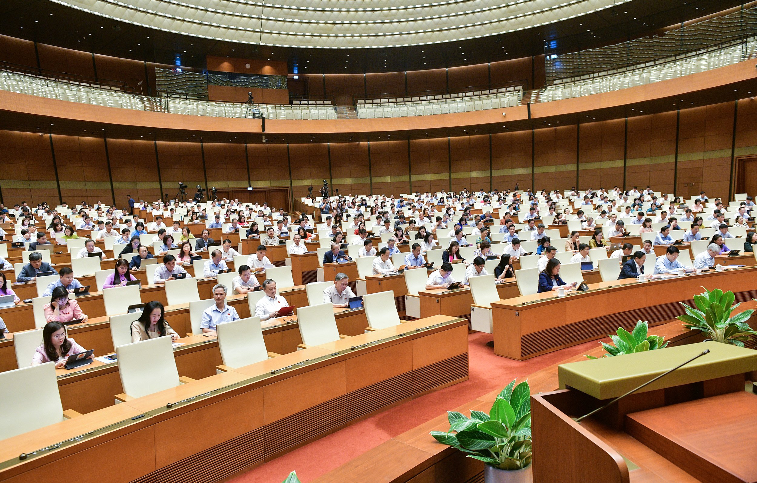 5月21日午前のライブレポート：国会は本会議で道路に関する法案の一部の内容を議論し、異なる意見が出た