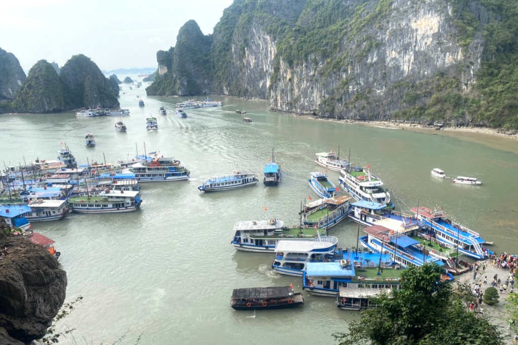 Boats are busy picking up and dropping off passengers.