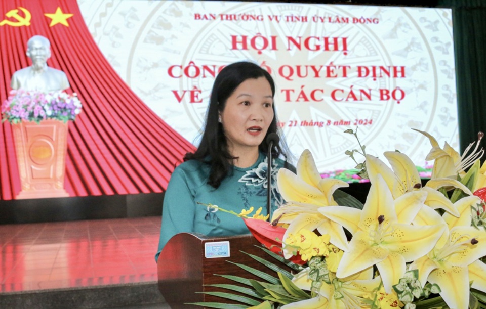 Bà Trần Thị Chúc Quỳnh – Tỉnh ủy viên, Bí thư Huyện ủy Lạc Dương phát biểu nhận nhiệm vụ mới.