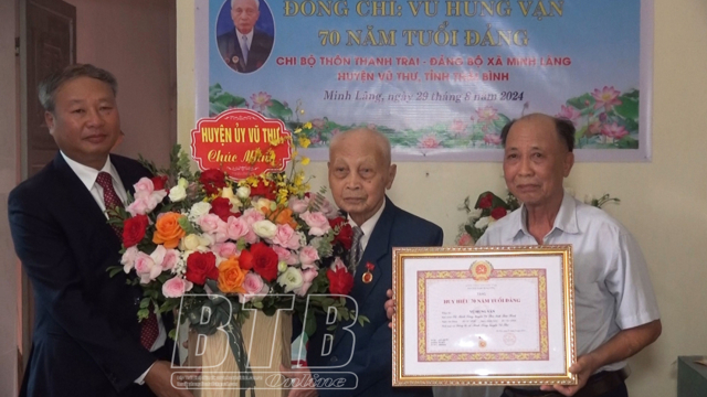 สมาชิกพรรคเกือบ 3,000 คนได้รับรางวัลและป้ายเกียรติยศของพรรคหลังเสียชีวิต