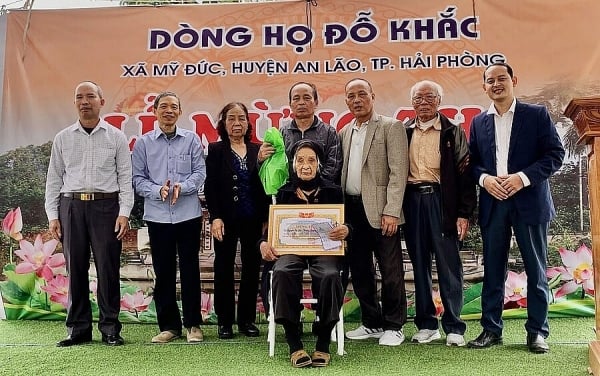 La familia Do Khac de la comuna de My Duc celebra la longevidad y bendice a los ancianos