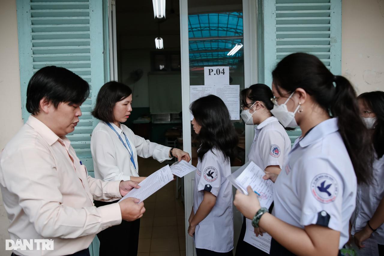 Thí sinh vỡ òa ở môn thi đầu tiên kỳ thi tuyển sinh lớp 10 tại TPHCM - 4