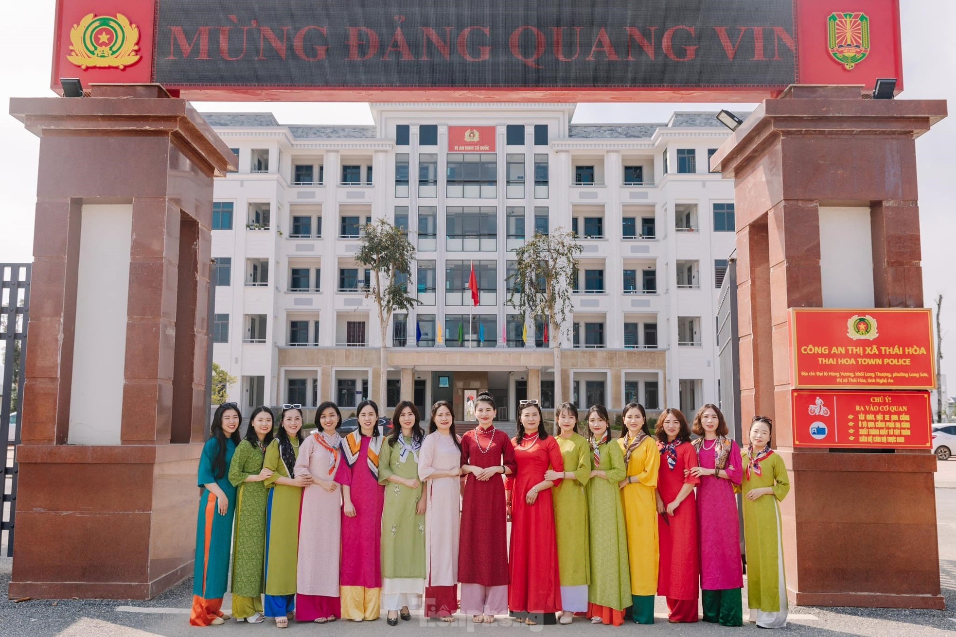 'Bóng hồng' công an xứ Nghệ duyên dáng trong tà áo dài ảnh 7