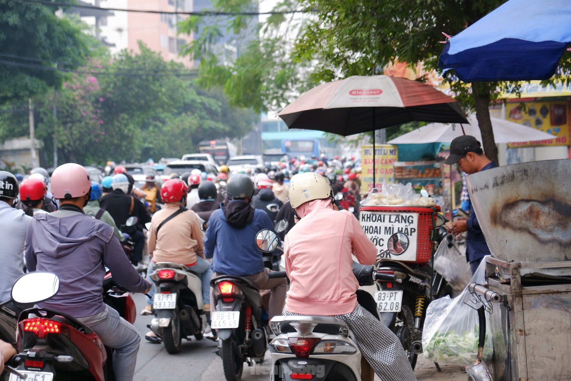 Kẹt xe khắp các ngả đường, người dân TPHCM chật vật di chuyển ảnh 4