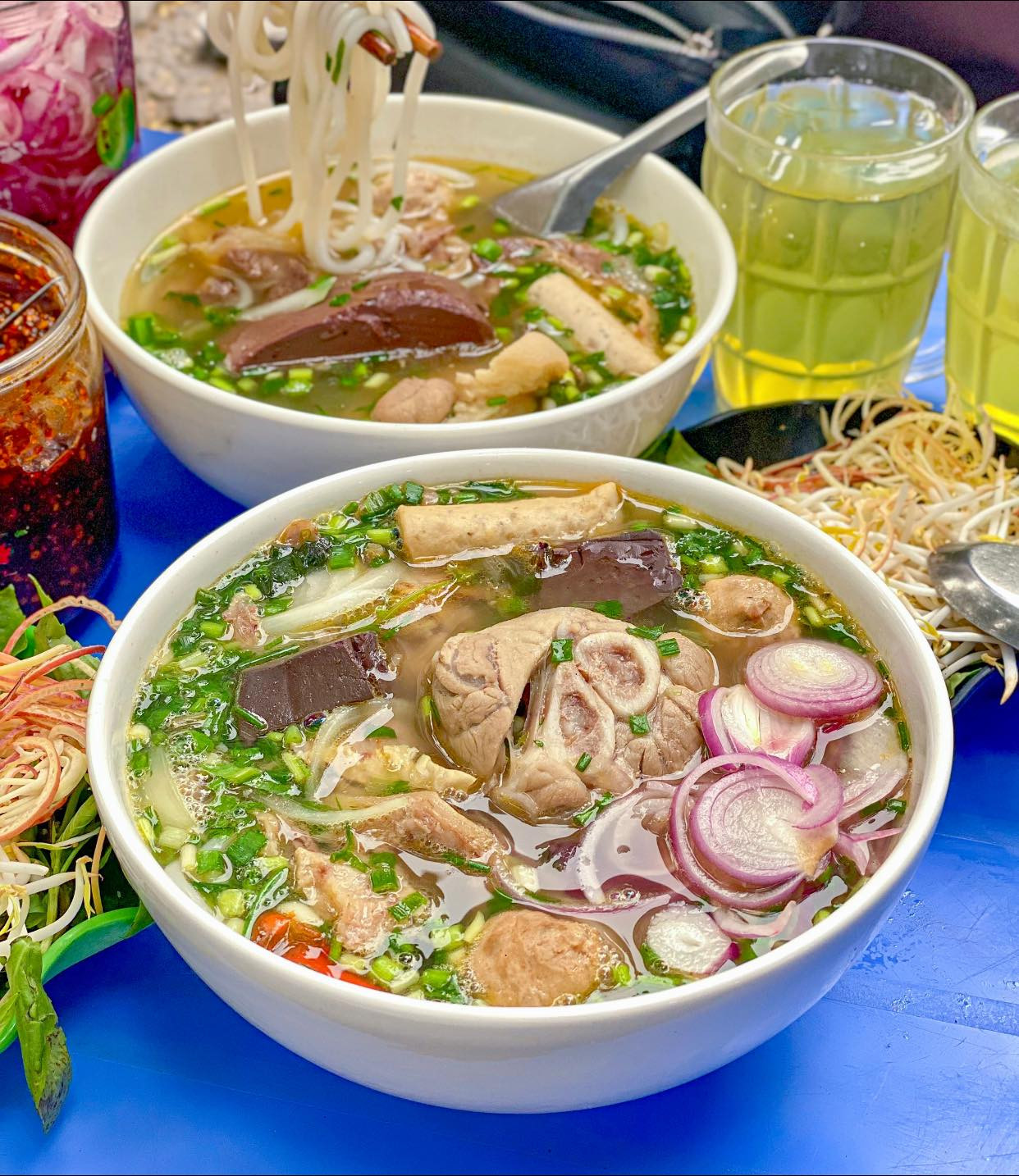 Hue beef noodle soup Nghia Tan (Chon Chun).jpg