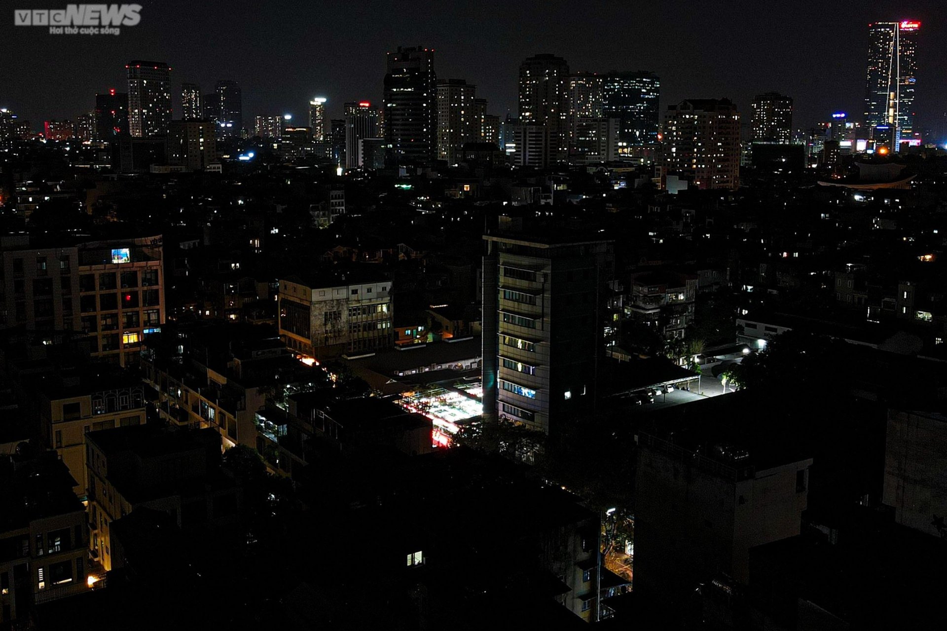 Power cut, Hanoi streets plunged into darkness - 1