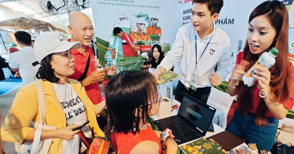 'Exchanging trash for gifts', green joy for children on the weekend in the heart of Ho Chi Minh City