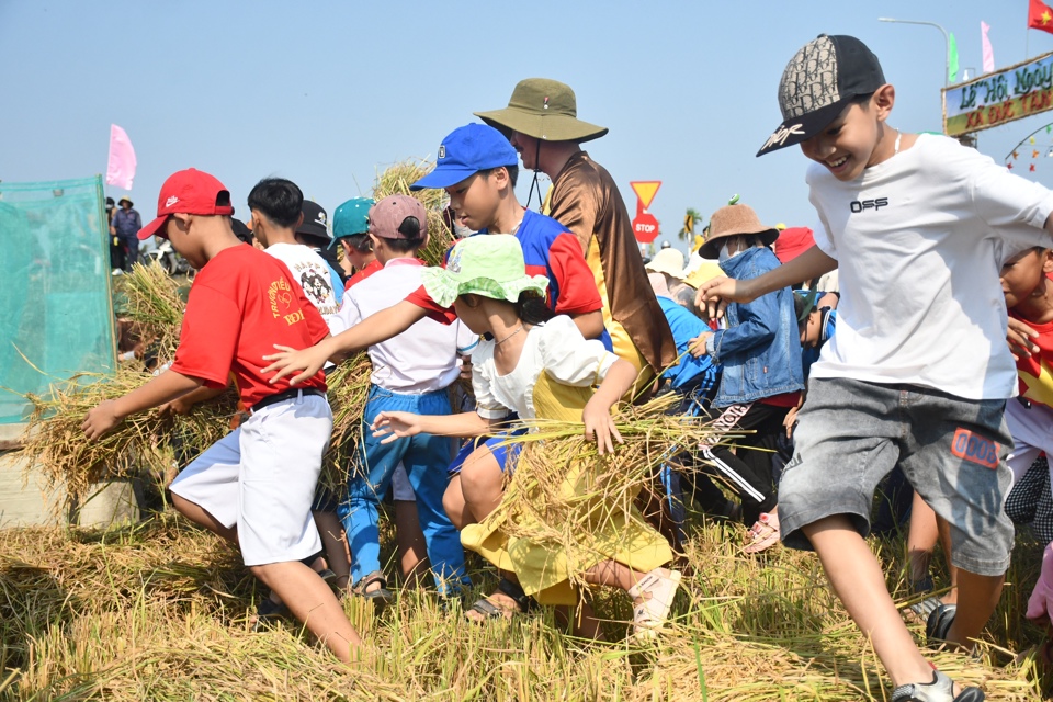 El festival muestra el paisaje del campo. En el pasado, honrar el oficio de cultivar agua y la agronomía. Procesamiento de alimentos a partir de arroz.