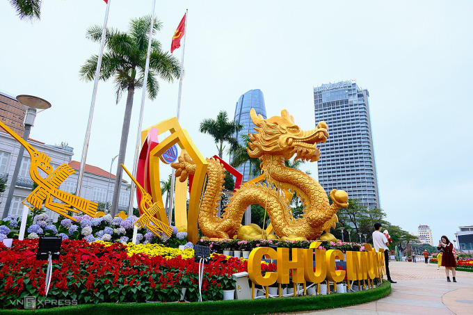 Dragon mascot decorated in front of the People's Council area and the Da Nang Administrative Center. Photo: Nguyen Dong