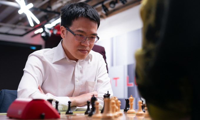 Le Quang Liem bei einem Blitzspiel der Grand Chess Tour in St. Louis, Missouri, USA, 18. November 2023. Foto: GCT