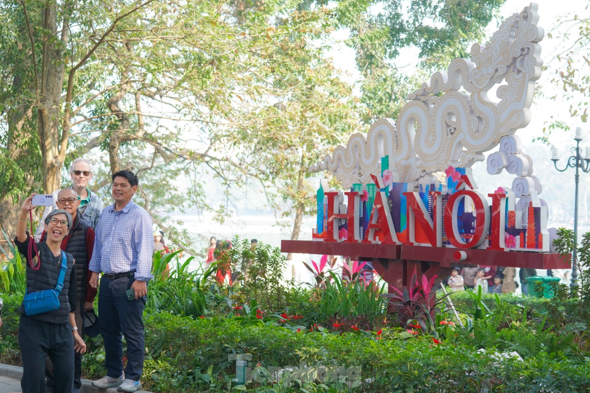 La gente de Hanoi pasea tranquilamente y hace turismo el primer día del año nuevo (foto 16)