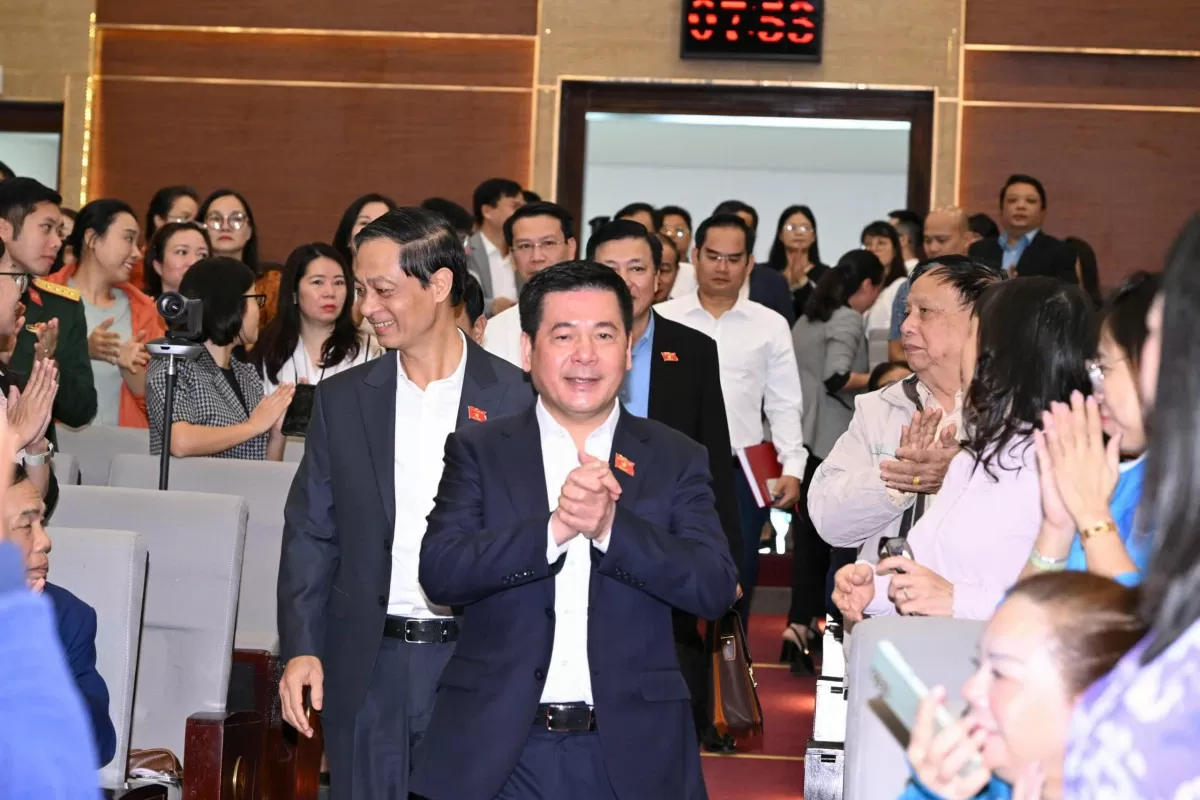 SERIE DE FOTOS: El ministro Nguyen Hong Dien y la delegación de la Asamblea Nacional de la ciudad de Hai Phong se reúnen con los votantes