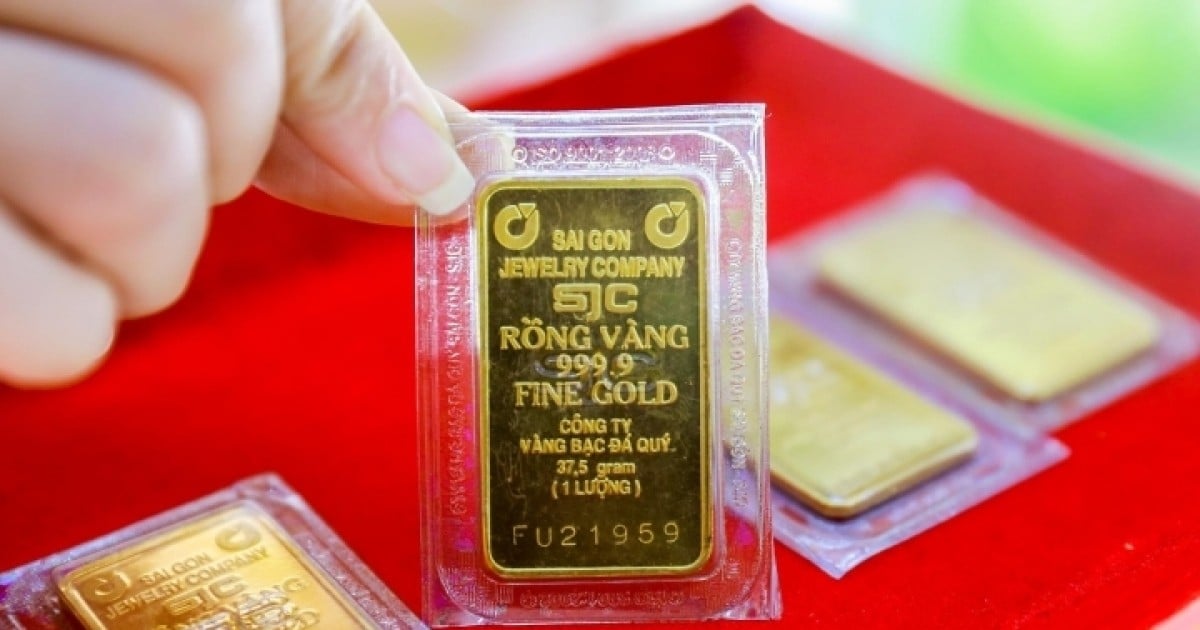 Four major banks are preparing to sell gold to the public.