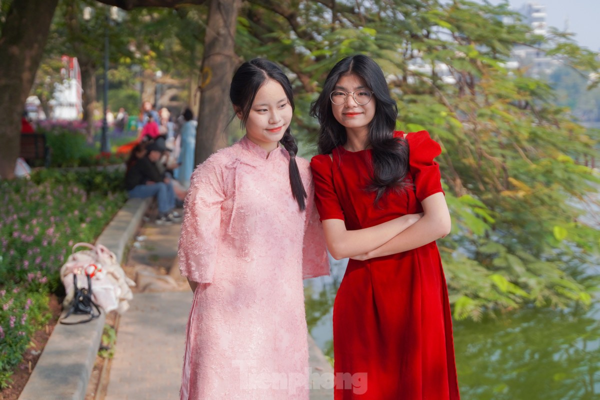 Hanoi people leisurely stroll and sightsee on the first day of the new year photo 8