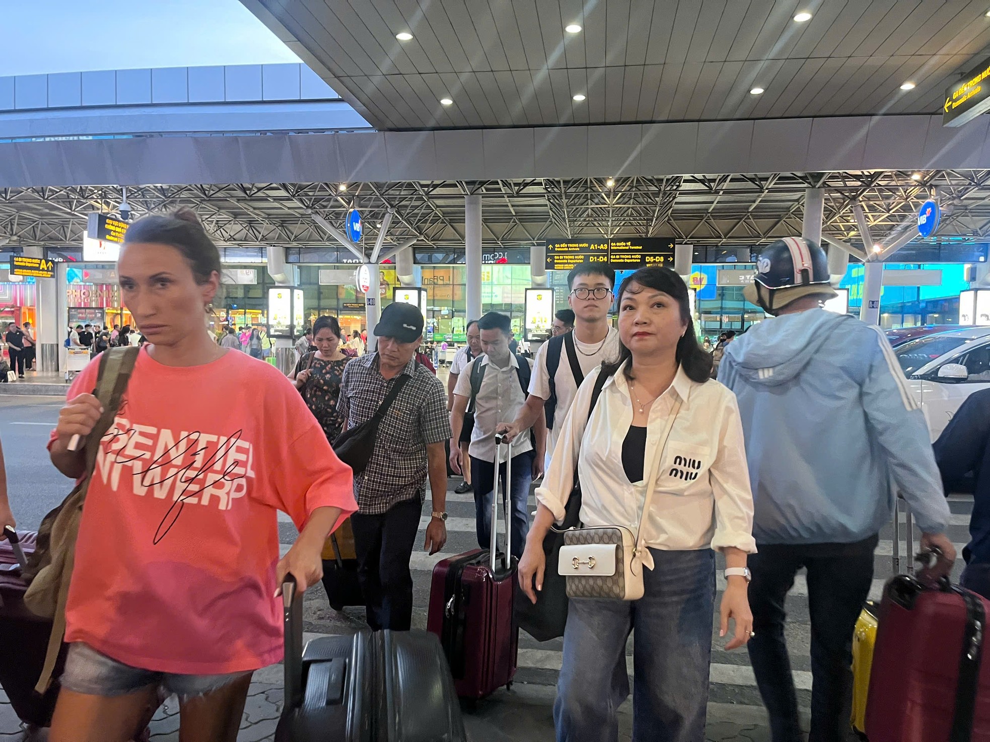 Escena dentro del aeropuerto de Tan Son Nhat antes de las vacaciones del 2 de septiembre, foto 4