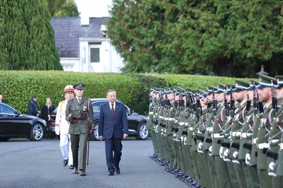 Der irische Präsident ist Gastgeber einer offiziellen Begrüßungszeremonie für Generalsekretär und Präsident To Lam