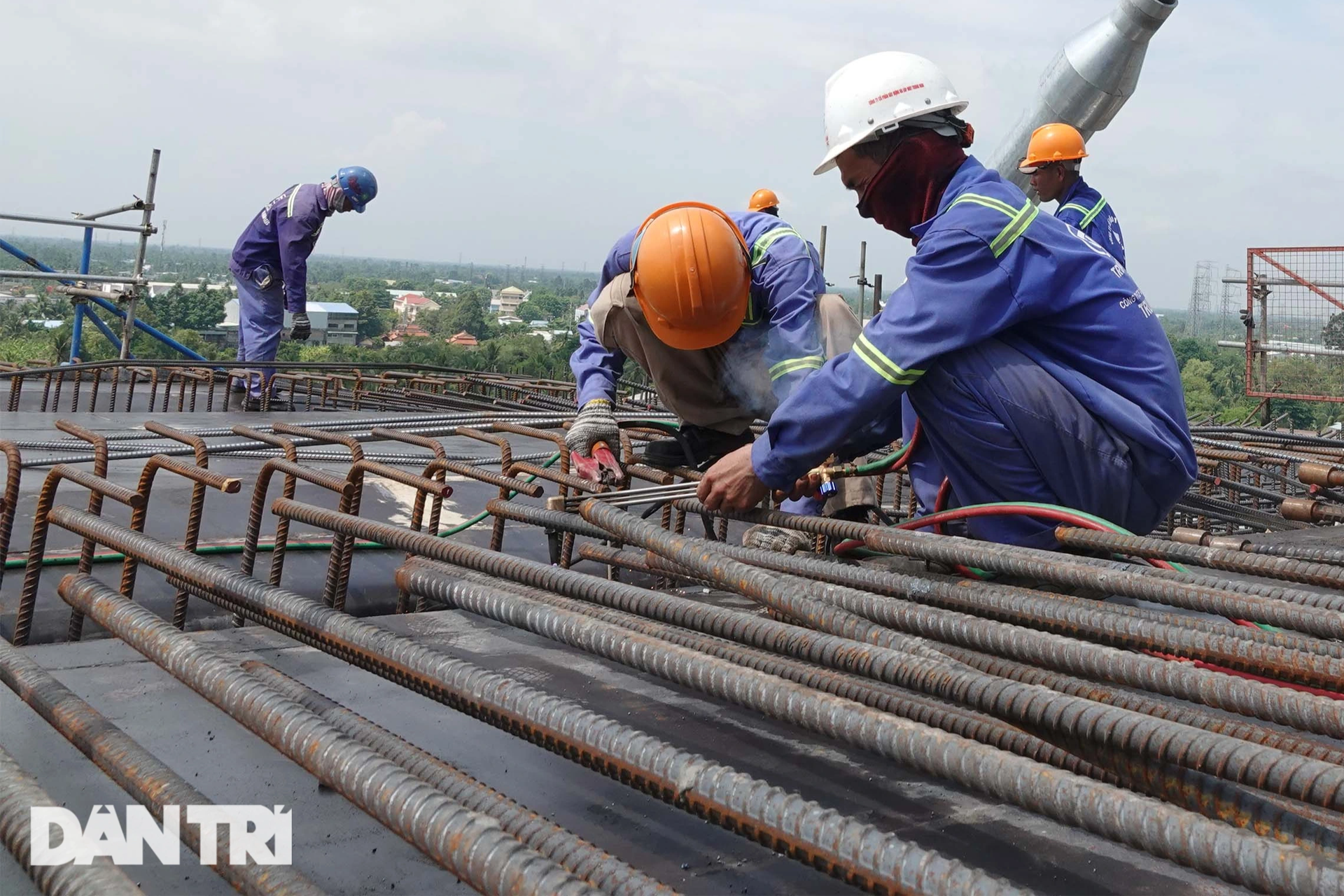 Công nhân cầu Mỹ Thuận 2 oằn mình làm việc dưới cái nắng thiêu đốt - 4