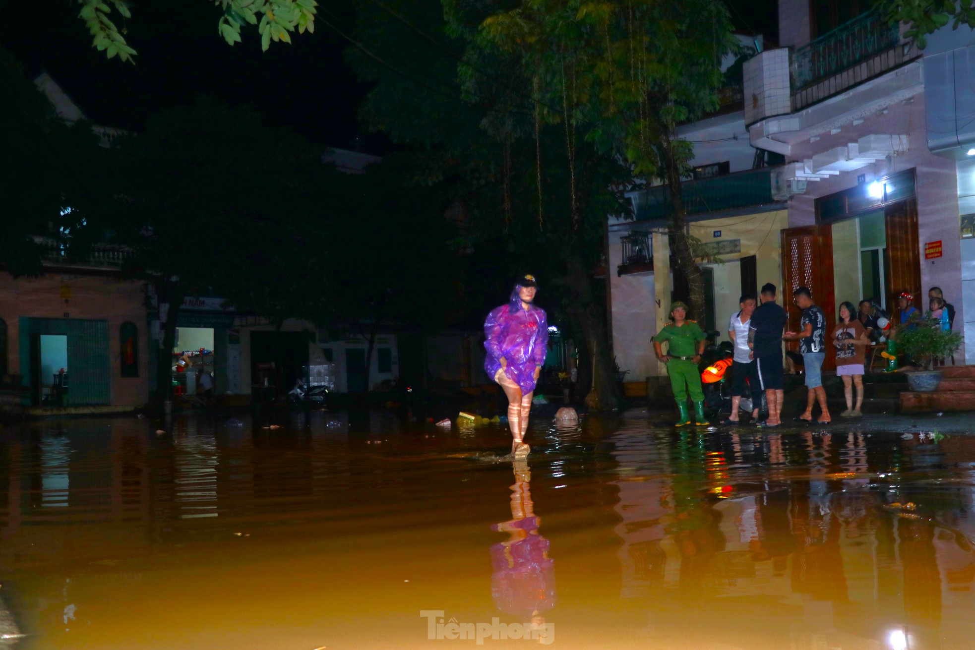 ទឹក​ទន្លេ​ក្រហម​ហក់​ឡើង ប្រជាជន Yen Bai ស្នាក់​ពេញ​មួយ​យប់​ដើម្បី​រៀបចំ​ខ្លួន​ដើម្បី​គេច​ពី​ទឹកជំនន់ រូបថត ១៧