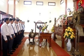 Localities offer incense to commemorate President Ho Chi Minh