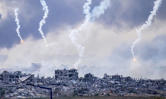El humo se eleva tras un ataque israelí en el norte de la Franja de Gaza el 22 de noviembre. Foto: AFP