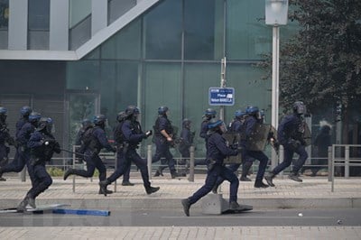 La France impose un couvre-feu dans la banlieue parisienne en raison de manifestations violentes