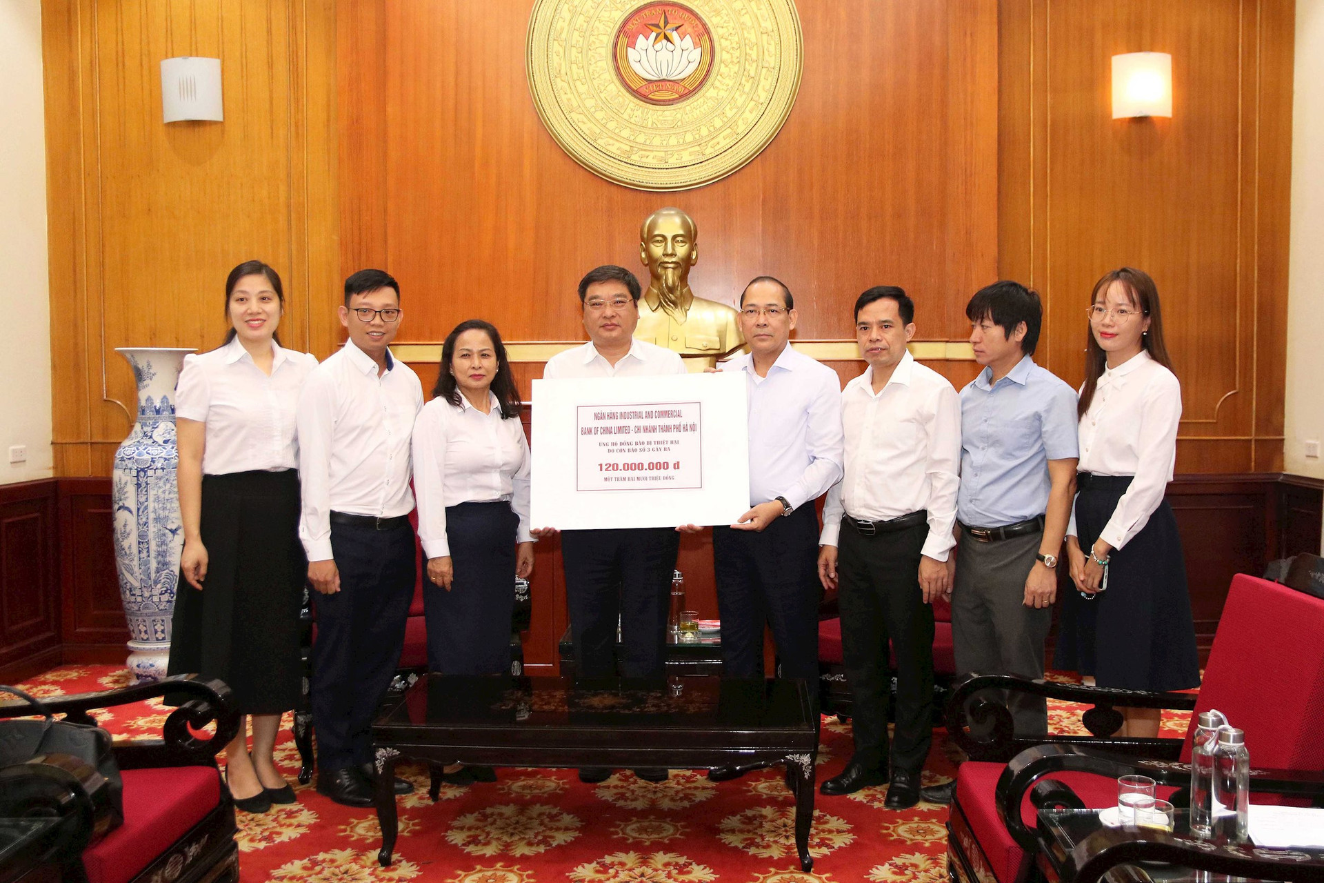 Vice Chairman Hoang Cong Thuy received support from Industrial and Commercial Bank of China Limited - Hanoi Branch.