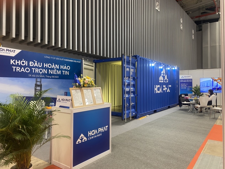 Hoa Phat Container booth stands out with 20-foot empty containers displayed directly at the exhibition.