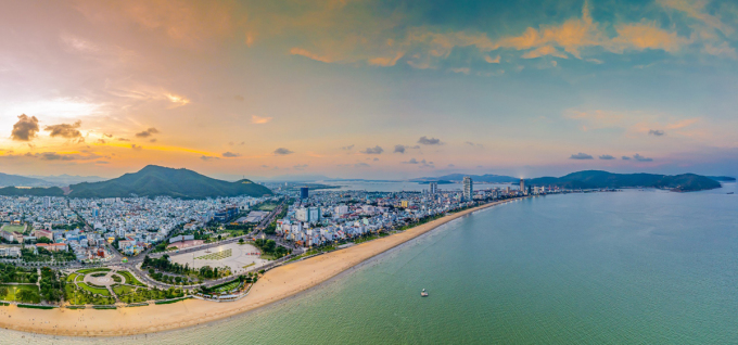 Bờ biển vầng trăng khuyết Quy Nhơn. Ảnh: Nguyễn Phan Dũng Nhân
