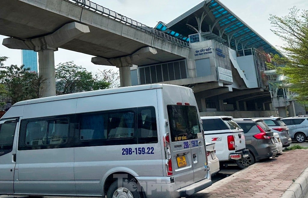 ภาพระยะใกล้ของที่จอดรถสำหรับผู้โดยสารรถไฟจากสถานีรถไฟ Nhon - Hanoi ภาพที่ 5